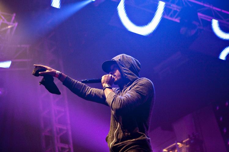 Motorbyen. Curtis Cross alias Black Milk kommer fra Detroit og er stolt af det. I aftes leverede rapperen fra 'Motorbyen' en overbevisende demonstration af hiphoppens musikalske potentiale. 