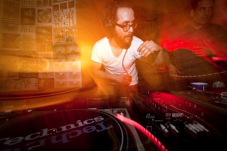 Opdagelsesrejsende. Brian Shimkovitz' rejser i Vestafrika har givet resten af verden mulighed for at høre små ukendte orkestre, superlokale musikgenrer og særlige instrumenter. Men hans oprindelige forskningsprojekt er aldrig blevet færdigt.