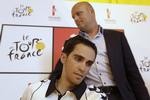 Støtte. Alberto Contador havde i det mindste opbakning fra holdejer Bjarne Riis på dagens pressemøde. 