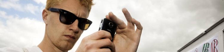 MMS. Smartphones gør det muligt at sende billeder til venner, opdatere Facebook-profilen og tjekke nyheder. De sidste dage har det dog ikke været muligt at ringe eller skrive til vennerne, fordi 3's mobilnet er blevet overbelastet. 