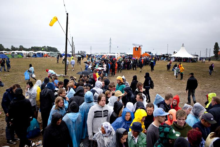 Tørvejr. Regnen satte ind torsdag lige før Roskilde Festival slog portene op, men i dag holder det tørt, lover DMI. 