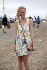 dresscode. Påklædningen på Roskilde Festival er ofte tvangfri og let. Årets 'festivaluniform' inkluderer denimshorts, stråhat og blomstret kjole. Her ses Ida Guldbæk. 