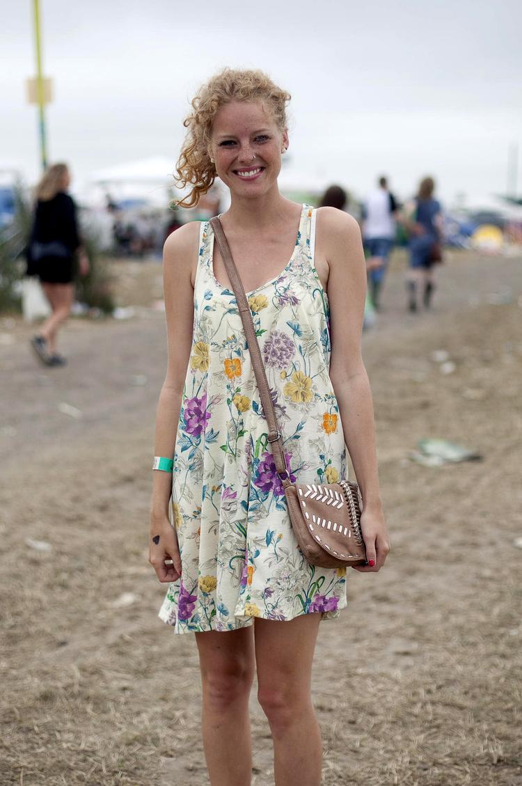 dresscode. Påklædningen på Roskilde Festival er ofte tvangfri og let. Årets 'festivaluniform' inkluderer denimshorts, stråhat og blomstret kjole. Her ses Ida Guldbæk. 