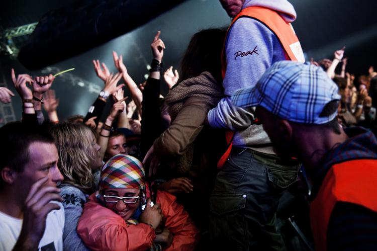 Tæt. Der blev aset og maset på de forreste rækker til dub-step-koncerten torsdag på Roskilde Festival. 