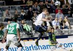målscorer. Et af hans fire mål for AGF gjorde Mike Tullberg (th.) berømt, da scoringen flere steder blev kåret som Årets Mål i dansk fodbold i 2007. 