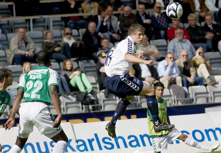 målscorer. Et af hans fire mål for AGF gjorde Mike Tullberg (th.) berømt, da scoringen flere steder blev kåret som Årets Mål i dansk fodbold i 2007. 