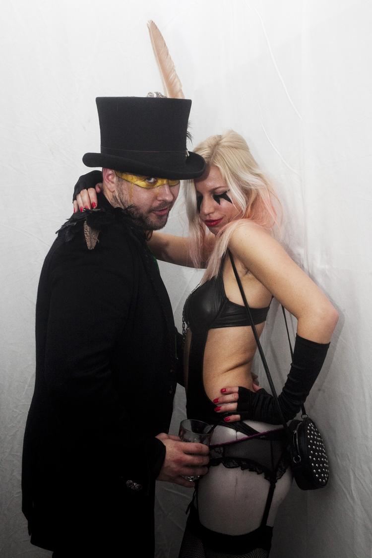 Thomas Schulz, 27, har studie sammen med Kenneth Bager og laver selv musik.  Sandra Falkenberg Hansen, 30, biolog og miljømedarbejder for Roskilde kommune. "Jeg har fucking ventet på Coma i 3,5 år, det er den vildeste fest." 