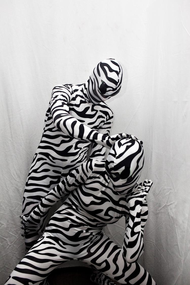 "De vilde zebraer," har købt det meste af dragterner over nettet fra USA, resten har de lavet selv. 