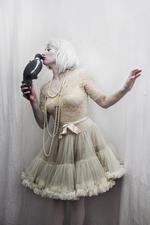 Emilie Kamp Holmgaard. 19 år. Øregaard gymnasium. Klædt ud som dukke. Hævder at have født en dreng, men ved ikke hvem faren er, "der er jo så mange fyre på Coma," fortæller hun. 