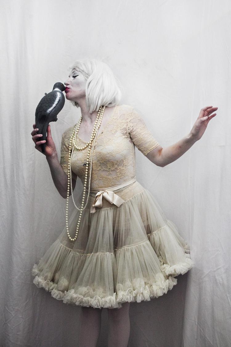 Emilie Kamp Holmgaard. 19 år. Øregaard gymnasium. Klædt ud som dukke. Hævder at have født en dreng, men ved ikke hvem faren er, "der er jo så mange fyre på Coma," fortæller hun. 