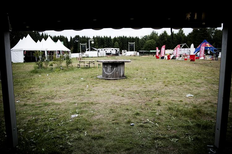 Tomt. 60.000 kvadratmeters fest står affolket hen. Love Camp er ikke blevet den succes, som arrangørerne havde regnet med. 