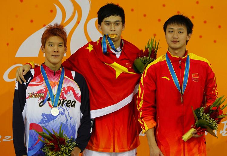 langgarvere. Tre af verdens bedste langdistancesvømmere er asiater. Ved de asiatiske mesterskaber vandt Sun Yang (i midten) guld i 1.500 meter fri foran Park Tae-Hwan fra sydkorea og landsmanden Zhang Lin, der dog ikke længere er konkurrencedygtig i det lange løb. 