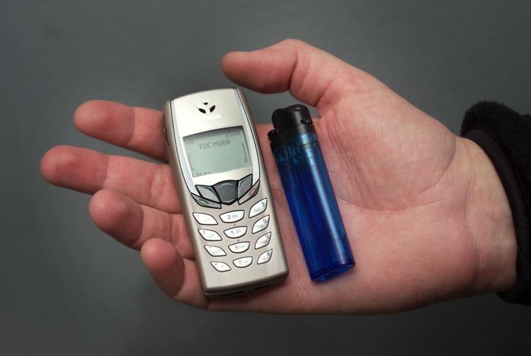 MOBILTELEFONI. Med GSM kunne telefonerne gøres mindre og mindre. I dag er udviklingen vendt: Smartphones kan ikke blive store nok. 