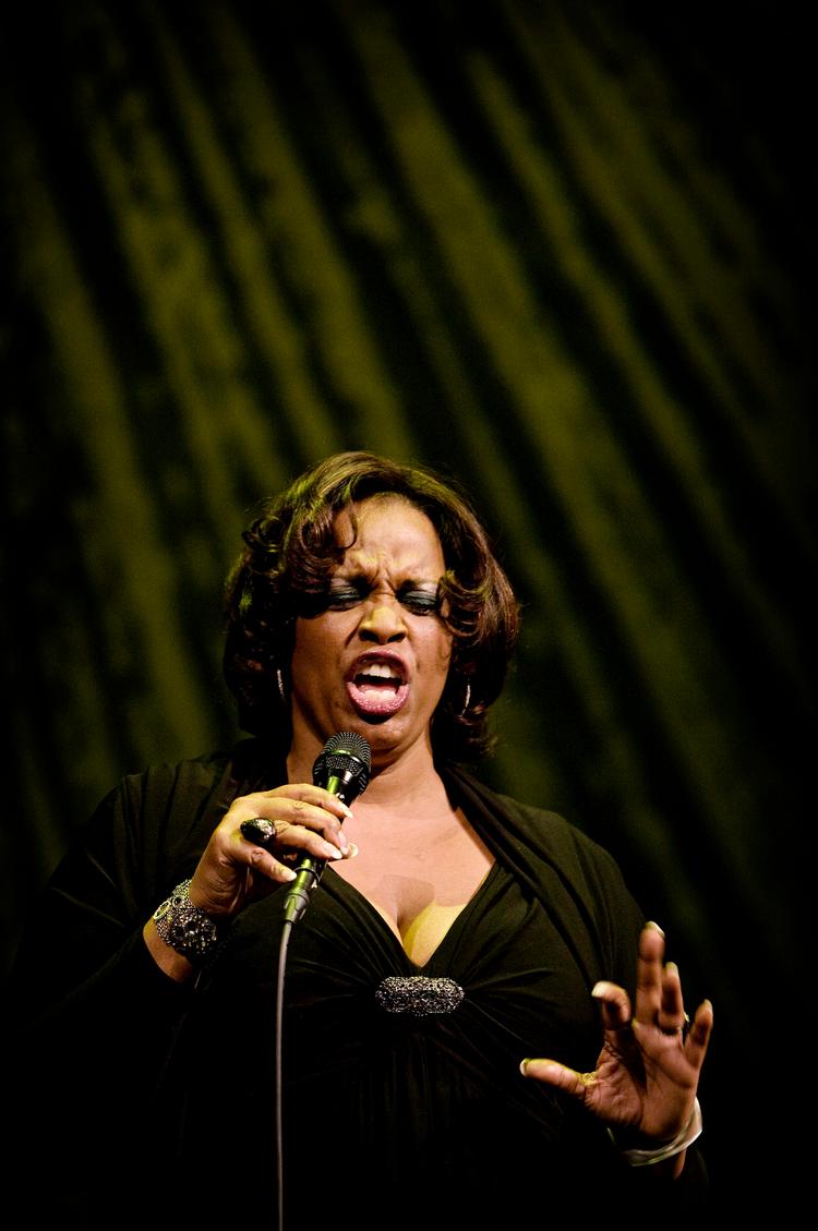 Erstatning. Allerede lørdag kan man igen troppe op i Tivoli for at høre blandt andre Dianne Reeves i 'Sing the Truth'-showet. 