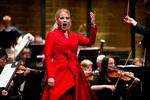 Power. Trods hendes grundlæggende lidt reserverede udstråling og en mave  præget af, at hun venter sig, var der knald på mezzostjernen Elina Garanca i Tivolis Koncertsal. Her er hun fanget i et fyrigt spansk øjeblik. 
