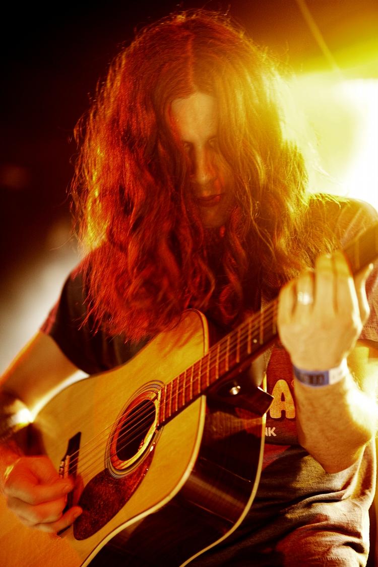 Anmdelderdarling. Kurt Vile i sit rette element - med guitaren - under en koncert i København. 