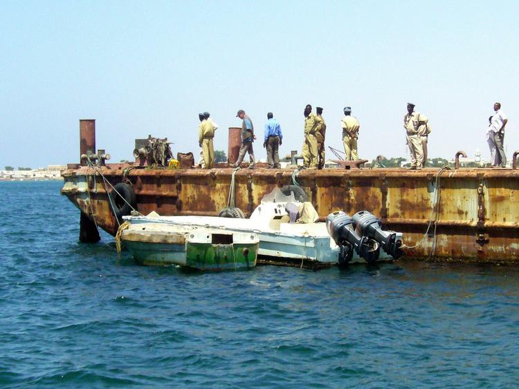 Piratkamp. Sikkerhedsvagter udstyret med våben skal forsvare svenske handelsskibe i de urolige farvande. 