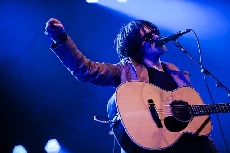 Utilpas. Conor Oberst virkede som om han hellere ville sidde et andet sted og nørkle med sine originale tekster og musikalske snurrepiberier i fred. 