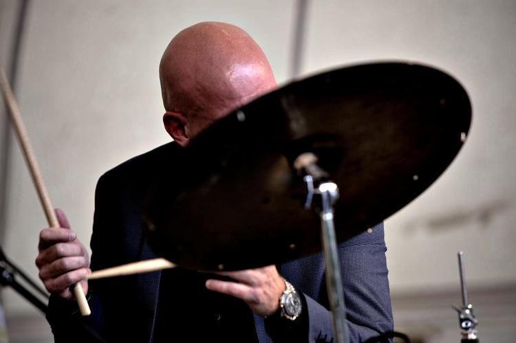Åbning. Trioen GinmanBlachmanDahl havde taget gæster med til åbningskoncerten af Copenhagen Jazz Festival. De leverede en gang kompliceret og krævende jazzmusik. 