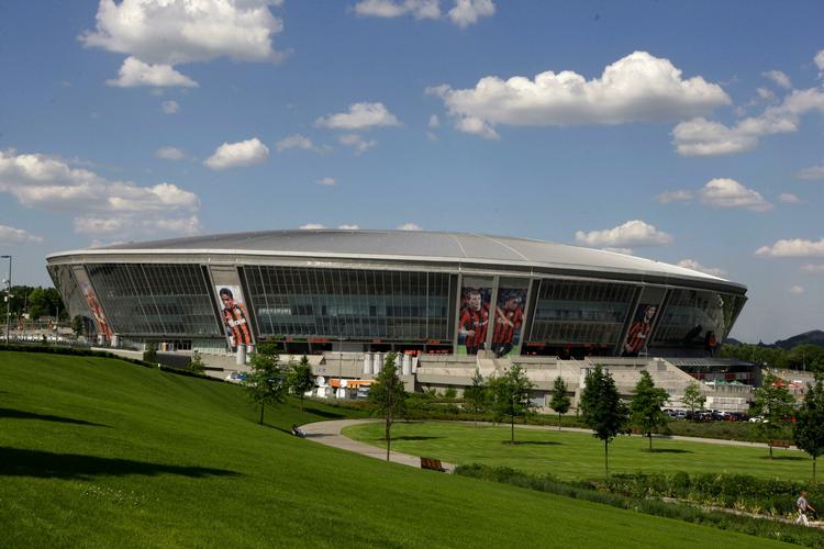 Donbass. En af rigmændene bag Ukraines EM-værtskab Rinat Achmetov havde let ved at få nogle af EM-kampene placeret i Donetsk. I forvejen hører byens foldboldstadion, Donbass Arena, til et af de mest spektakulære i Europa. 