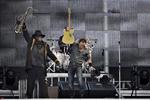 Venskab. Båndet mellem Bruce Springsteen og saxofonisten Clarence Clemons var tæt. Her ses de to på scenen sammen i 2009. 