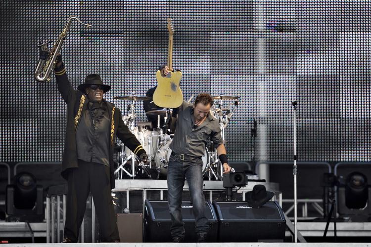 Venskab. Båndet mellem Bruce Springsteen og saxofonisten Clarence Clemons var tæt. Her ses de to på scenen sammen i 2009. 