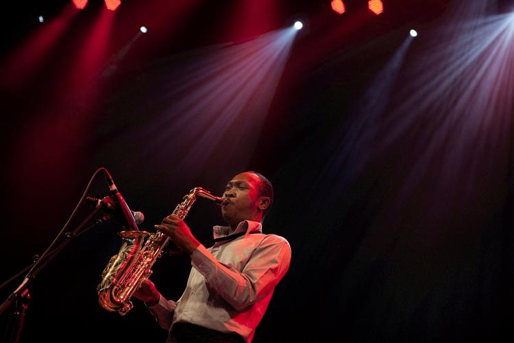 Tropefunk. Seun Kuti spillede saxofon, som man gør kur til en ny kvinde. 