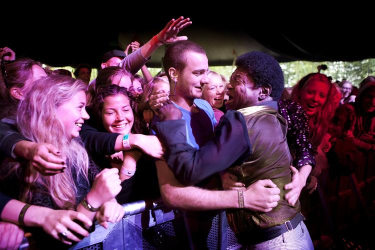 KRAMMERE. Pludselig kastede den tydeligt rørte og taknemmelige Charley Bradley sig ud på en krammerunde blandt publikum langs scenen. Så intens og varm var stemningen ved den glødende og blødende soul-koncert. 