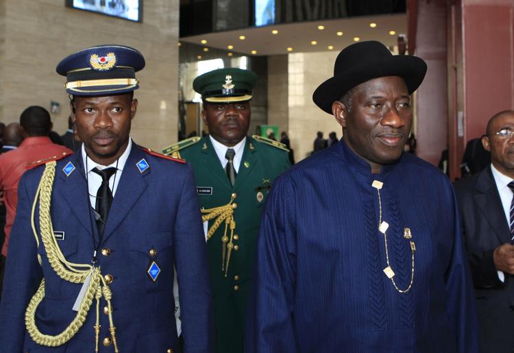 Topmøde. Nigerias præsident Goodluck Jonathan (t.h.) og de øvrige afrikanske ledere havde situationen i Libyen på dagsordenen, da de i dag mødtes til topmøde. 