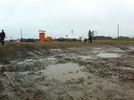 vådt. Det lysner ved middagstid, lover DMI. Men lige nu er det gummistøvletid på Roskilde Festival. 