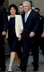 Løsladt. Dominique Strauss-Kahn forlader retten i New York i går som en relativ fri mand. Hans husarrest er ophævet, men hans pas er stadig inddraget, mens sagen mod ham, som er begyndt at smuldre, undersøges. 
