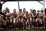 koldt. Trods regn og kulde løb festivalgæsterne nøgenløb igen i år. 
