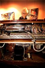 Hot. Man kan lugten varmen fra de elektriske komponenter, når Kjeld Lauritsen tænder som sin Hammond. 