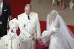 Vielse. Fyrst Albert II af Monaco og fyrstinde Charlene er blevet viet ved en religiøs ceremoni i deres palads. 