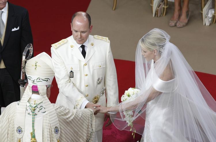Vielse. Fyrst Albert II af Monaco og fyrstinde Charlene er blevet viet ved en religiøs ceremoni i deres palads. 