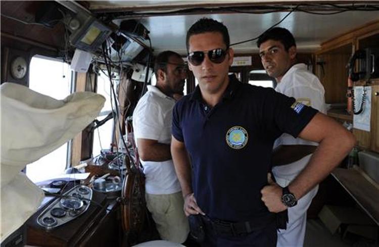 Tilbageholdt. Den græske kystvagt i styrehuset på båden 'Tahrir' har hele tiden nye grunde til, at danskerne ikke kan sejle mod Gaza. 