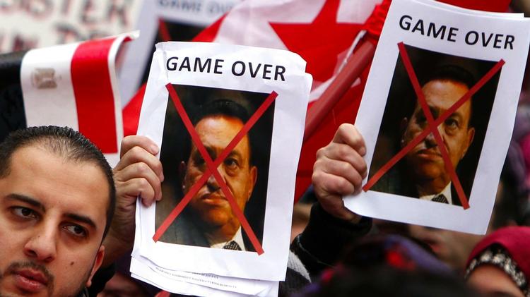 Game over? Demokratiprocessen i den arabiske verden afhænger af udviklingen i Egypten, og den står og falder med, om den første folkevalgte regering vil kunne skaffe befolkningen mere brød på bordet, end den har i dag. 