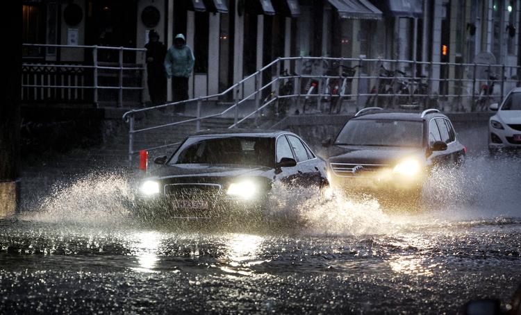 Vandmasser. Flere veje i København var oversvømmet efter et voldsomt skybrud ramte hovedstaden. Her er det uden for S-station på Valby Langgade. 