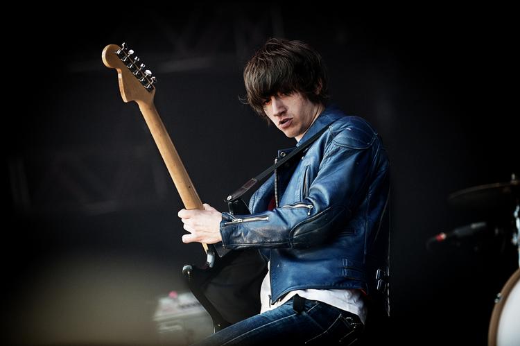 Upåvirket. Arctic Monkeys lod sig ikke anfægte af truende vejrforhold, men gav veloplagt koncert på Orange Scene. 