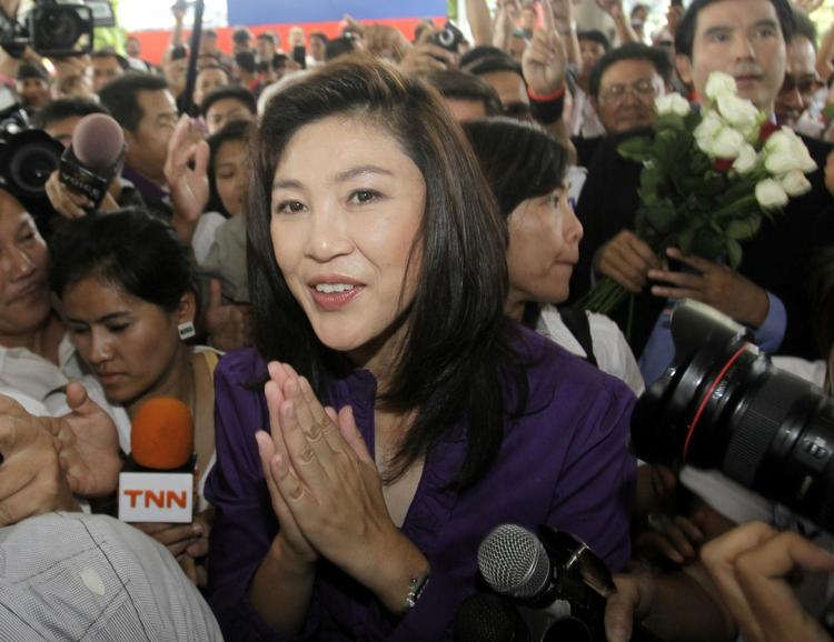 Vinder. Yingluck Sinawatra ankommer til partiets hovedkontor i Bangkok tidligere i dag. 