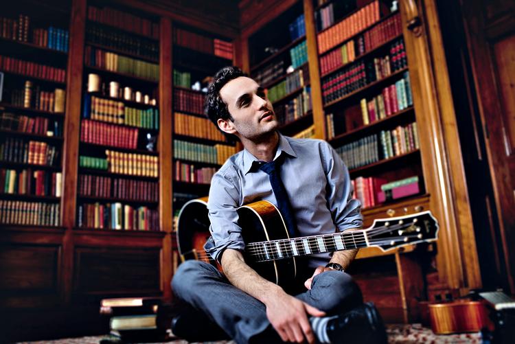 Lage. Den amerikanske guitarist Julian Lage var ikke mere end 12 år, da han første gang som meget genert knægt spillede sammen med stjernen Gary Burton 