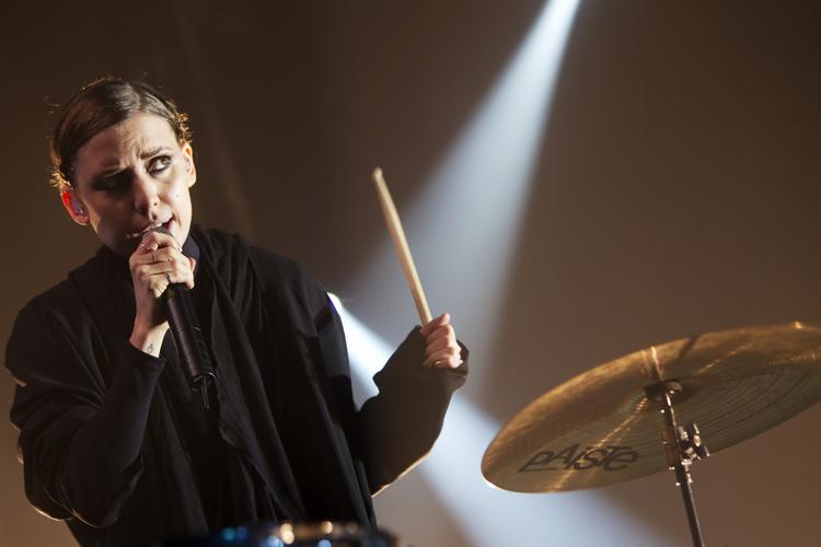 Taktfast. Lykke Li tæskede løs på et bækken til koncerten lørdag aften. 