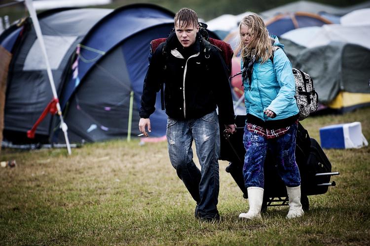 Nedtur. Festivalen fik i går en ordentlig skylle, og det har sat sine spor. Rejsen hjem bliver ekstra lang. 