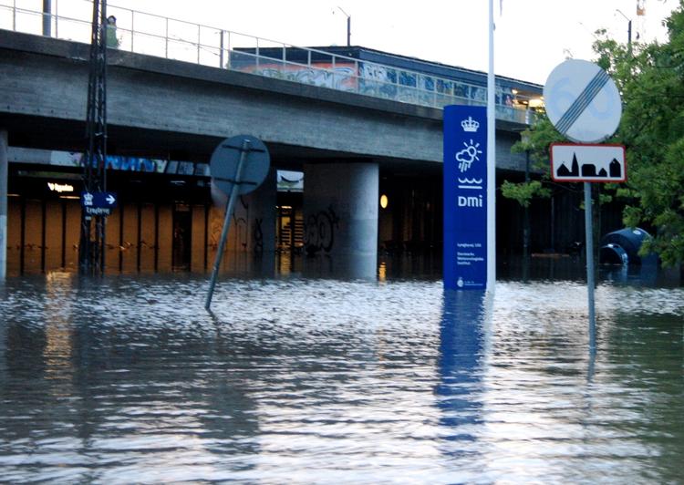 Oversvømmet. Skybruddet har givet oversvømmelser hos DMI på Lyngbybej og det har fået strømmen til meteorologernes supercomputer til at gå. 