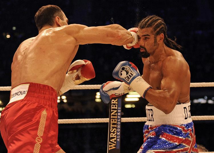 fuldtræffer. Wladimir Klitschko (til venstre) vandt klart over David Haye i en boksekamp, der af mange er blevet kaldt årtiets største. 