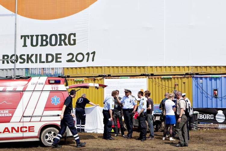 Fald. En endnu uidentificeret kvinde døde i dag på Roskilde Festival. 