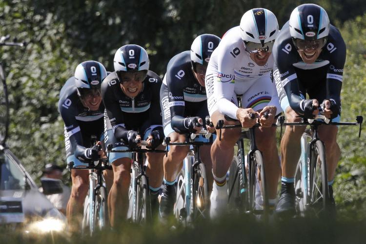 Supermænd. Leopard-Treks danske Sportsdirektør Kim Andersen er rigtig godt tilfreds med sine rytteres præstation i dagens holdtidskørsel ved Tour de France. 