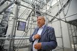 Kunst. Her ses Christian Boltanski på biennalen i Venedig. 