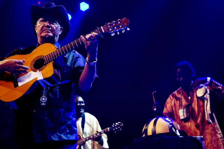 Afrocubism. Forbindelsen mellem afrikansk musik og amerikansk blues og cubansk salsa har sjældent været så gennemført, gennemtænkt og udfoldet som i dette tilfælde. 