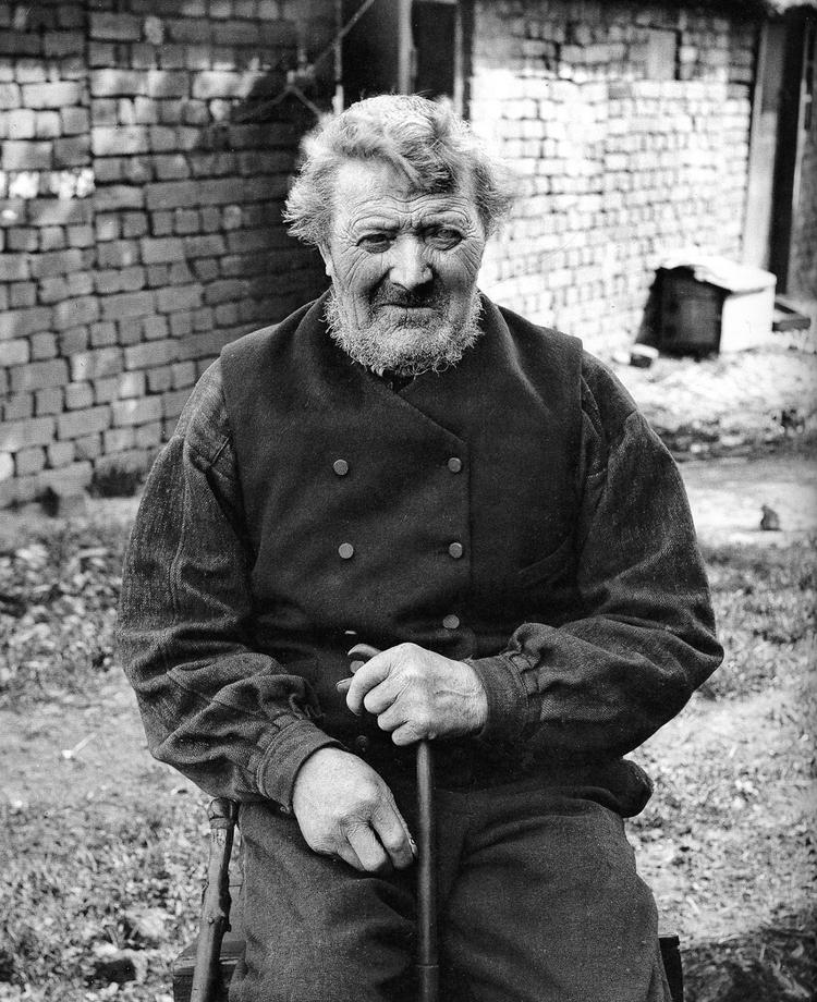 VIDNER. Hedens folk kæmpede med sandet jord og sommertørke. De vejrbidte ansigter vidner om et slidsomt liv. 